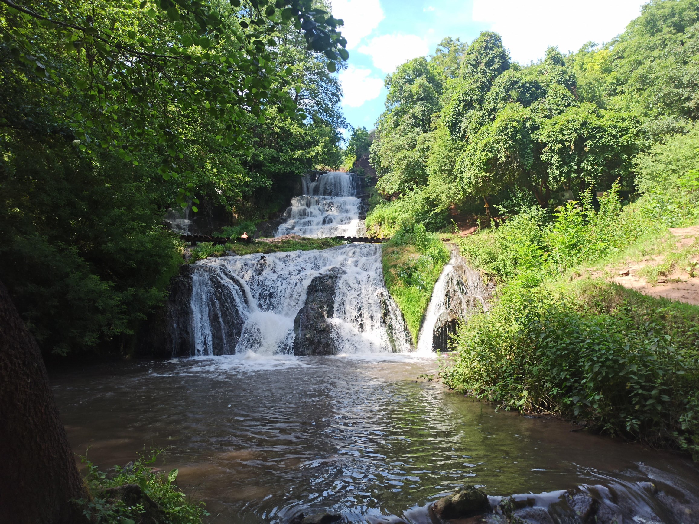 Червоногородський водоспад завжди вражає